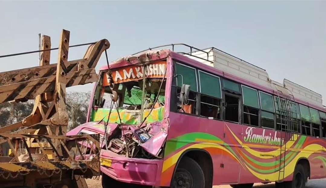 खड़गपुर: NH-16 पर ओवरटेक के चक्कर में बस और ट्रक की भिड़ंत, 15 यात्री घायल