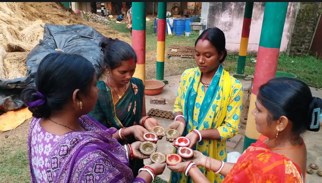 रांची के गोबर के दीये जगमगाएंगे बनारस के घाट, महिलाओं ने बनाए 7 लाख दीये