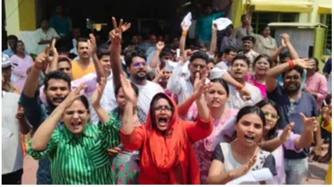 झारखंड पात्रता परीक्षा (JET) 2026: बोकारो के केंद्र पर नहीं पहुंचे प्रश्न पत्र, JPSC ने दो विषयों की परीक्षा की रद्द; अभ्यर्थियों का फूटा गुस्सा। प्रमुख बिंदु: अव्यवस्था की पूरी कहानी