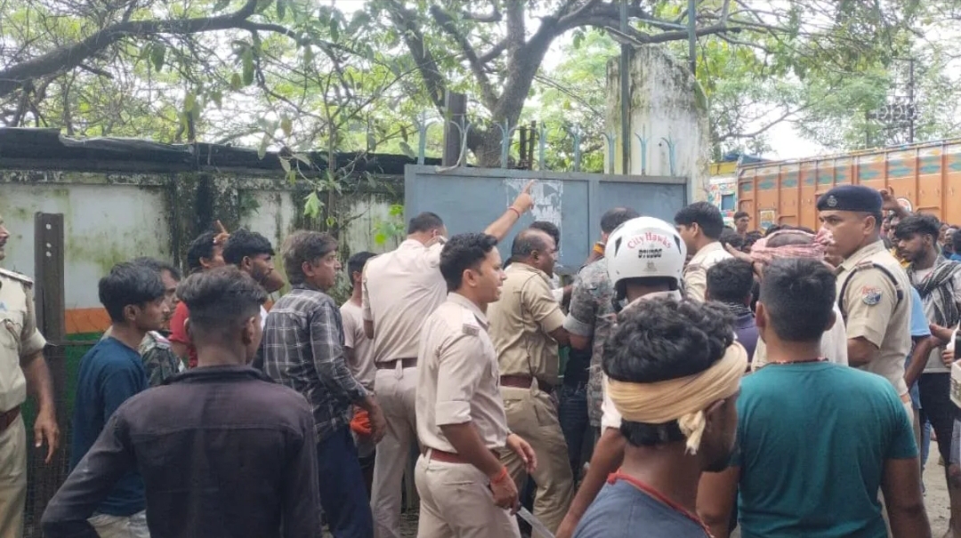 धनबाद: चावल लदान को लेकर विवाद, FCI गोदाम पर ट्रांसपोर्टर और मजदूरों के बीच भिड़ंत, फायरिंग में एक घायल